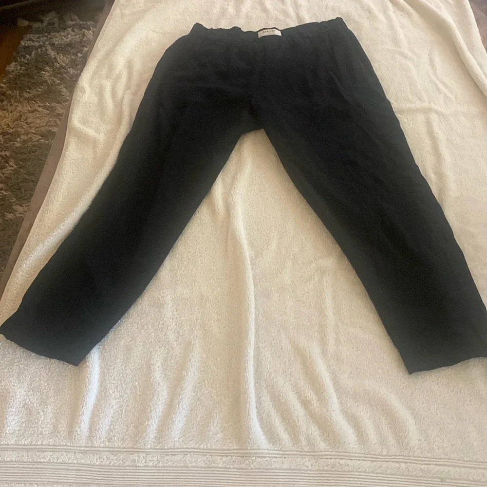 Aritzia Babaton stunning black trousers w/ stretchy waist w/ pockets.